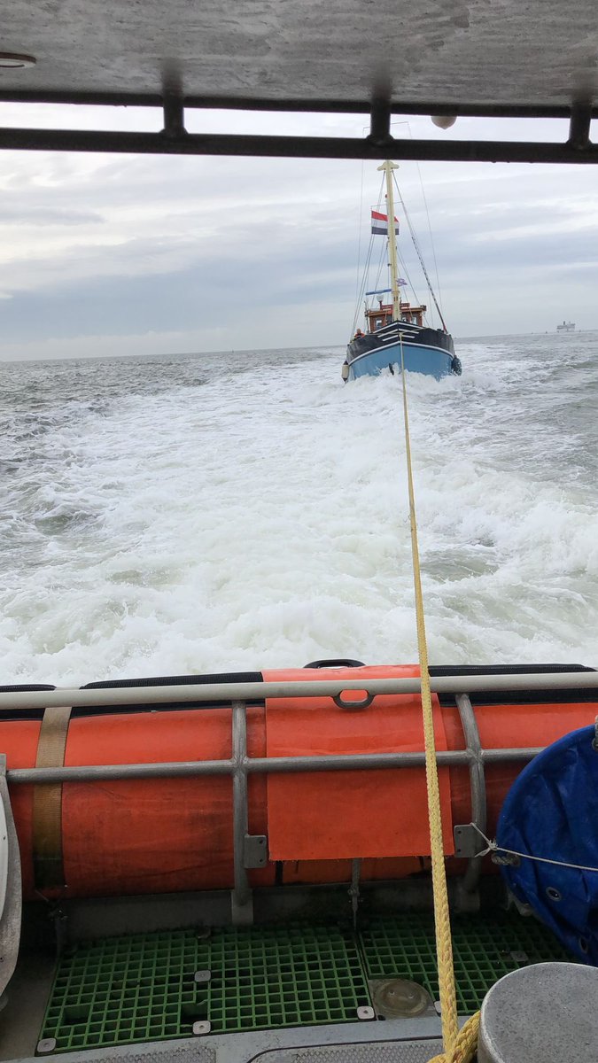 Motorboot met motorproblemen opgehaald uit de blauwe slenk.