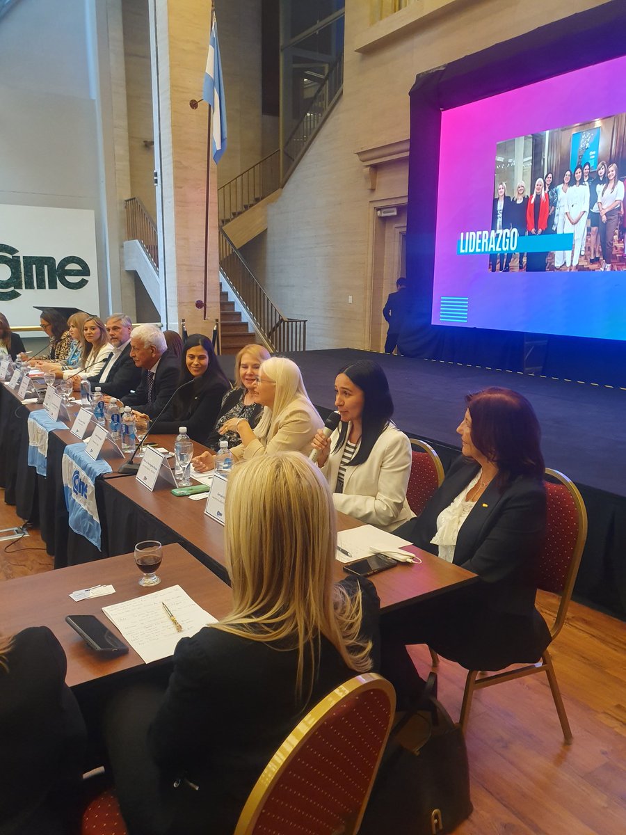 FebaOk's tweet photo. #WEF es el único foro enfocado en la economía de la #mujer.
La directora del sector @CAMEMujeres y presidenta de #MEFEBA, @mlaurateruel se encontraba presente con una importante delegación Mujeres Empresarias de la provincia de Buenos Aires. https://t.co/gjZwO6KTy8