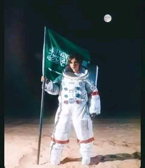 Mohamad64982684's tweet photo. @ScreenMix سعودية تتصور علي أنها علي سطح القمر والقمر خلفها🤍🌚 https://t.co/buKjSdDlPj