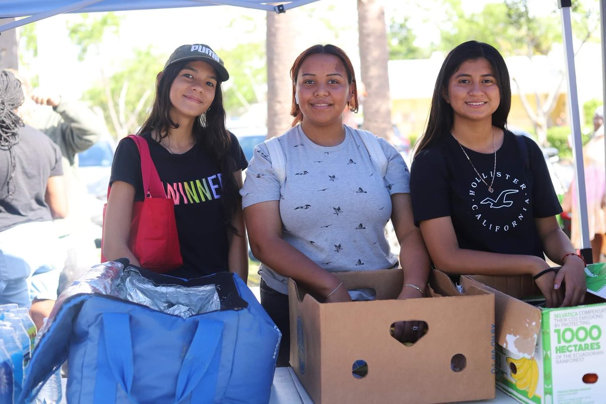 bgc_pbc's tweet photo. Our #GreatFutures site at @SantalucesHS volunteered at Lake Worth Burrito Project by preparing sandwiches, rolling burritos and then distributing meals and clothes to the less fortunate.

All Club members #united together to make a difference! #WayToGo! https://t.co/qp954A7C2m
