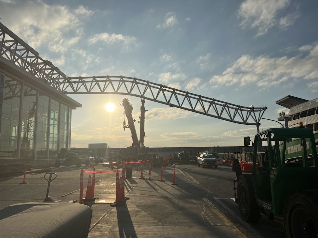 SuperiorRigging's tweet photo. In North Carolina, our crew is working nights to erect the complex canopy structure for the terminal lobby expansion at Charlotte Douglas International Airport . We have two cranes on site, full-time, to lift and install the pieces fabricated by @steelfabinc. https://t.co/A9k8cBGo9C