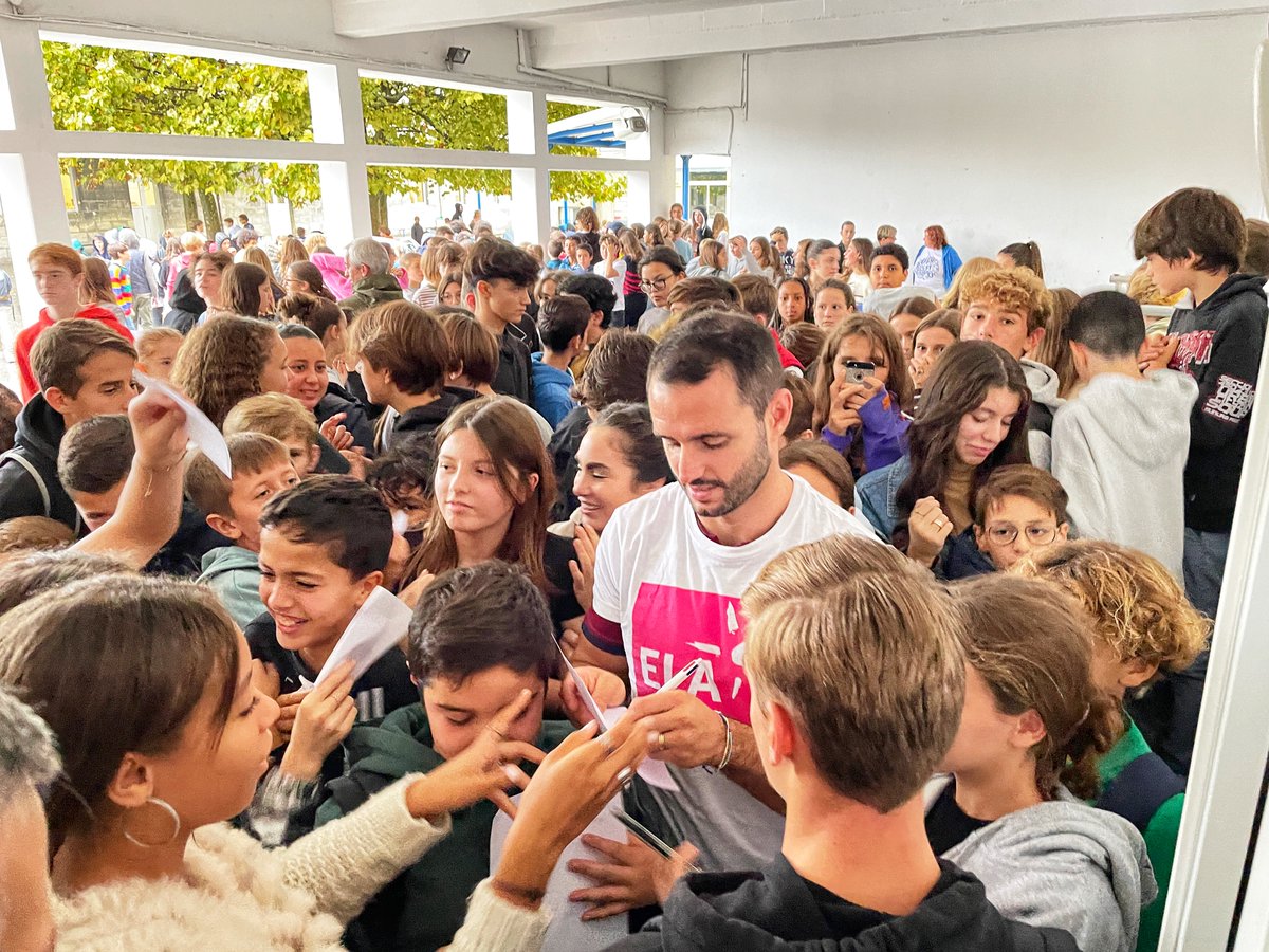 UBBrugby's tweet photo. 🥰 Parrain de l'association @ELAOfficielle, @guilhem_guirado était accompagné de @jb_dubie ce matin pour lire la #DictéeEla aux collégiens de Sainte Marie de Bastide à #Bordeaux.

👍 Like ou partage 
👟 #MetsTesBaskets  
🙏 Fais un don pour battre les leucodystrophies ! https://t.co/E1ZvJ3mkaT