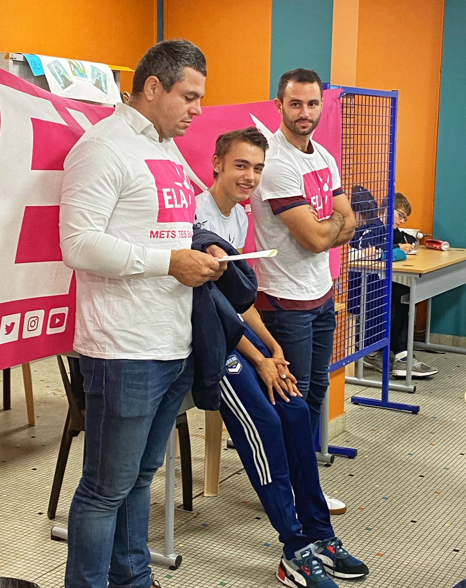 UBBrugby's tweet photo. 🥰 Parrain de l'association @ELAOfficielle, @guilhem_guirado était accompagné de @jb_dubie ce matin pour lire la #DictéeEla aux collégiens de Sainte Marie de Bastide à #Bordeaux.

👍 Like ou partage 
👟 #MetsTesBaskets  
🙏 Fais un don pour battre les leucodystrophies ! https://t.co/E1ZvJ3mkaT