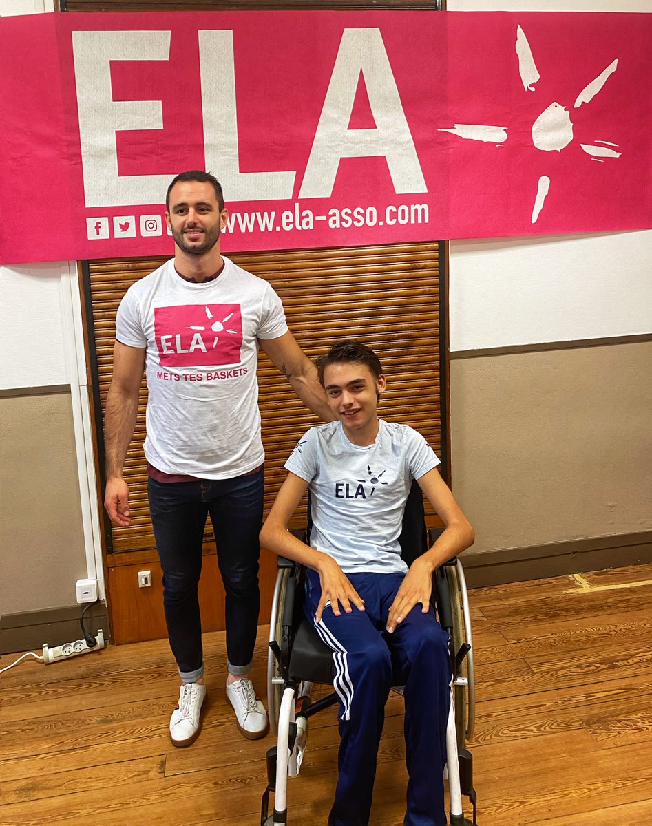 UBBrugby's tweet photo. 🥰 Parrain de l'association @ELAOfficielle, @guilhem_guirado était accompagné de @jb_dubie ce matin pour lire la #DictéeEla aux collégiens de Sainte Marie de Bastide à #Bordeaux.

👍 Like ou partage 
👟 #MetsTesBaskets  
🙏 Fais un don pour battre les leucodystrophies ! https://t.co/E1ZvJ3mkaT