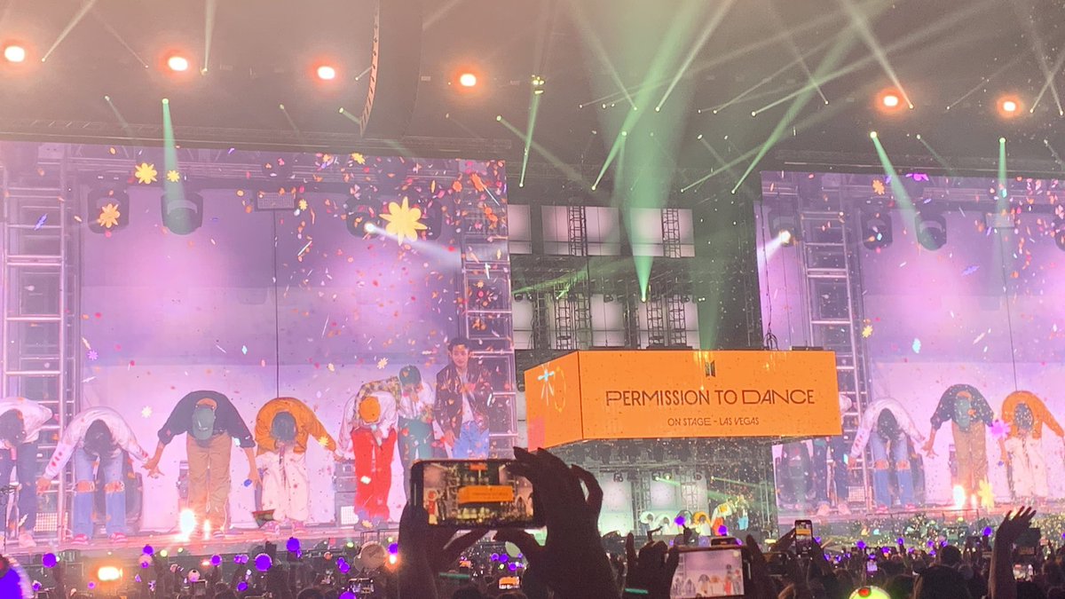 lovejmaze's tweet photo. Until 2025, we shall meet again 💜🫶🏼

     #ForeverWithBTS 💜 아포방포 
                       @BTS_twt https://t.co/ZwRf41C8MI