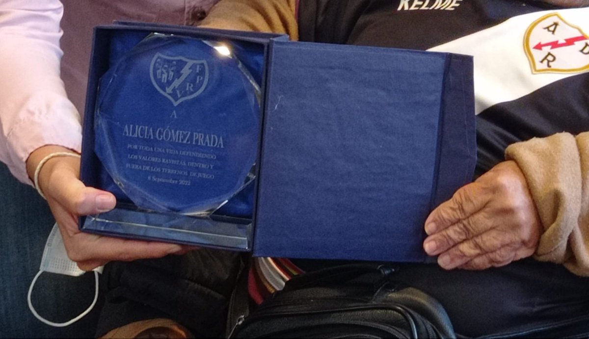 Difícil homenajear a una persona como <a href="/ali_gomez22/">Alicia Gomez Prada</a> ya que nunca se está a la altura de lo que ella ha significado para esta afición.
La eterna capitana siempre será recordada por defender los valores rayistas dentro y fuera de los campos de juego.