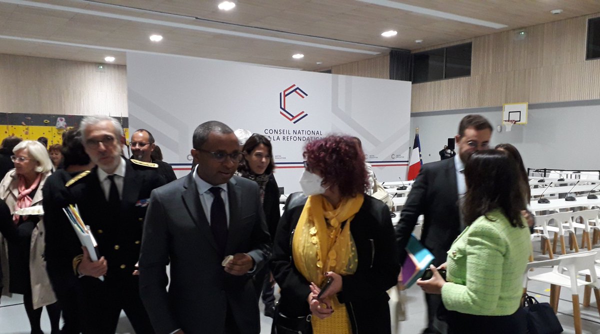 NadiaMenacer's tweet photo. 🇫🇷Notre école, faisons-la ensemble :  
La @CardieReims présente ce soir lors de la concertation au collège de #Pontfaverger 
#CNR
Bravo aux élèves pour leur courage dans leurs prises de parole et pour leurs idées!
Merci aux directeurs, hâte de vous aider🤝 https://t.co/B2MMAew2I1