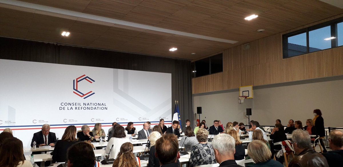 NadiaMenacer's tweet photo. 🇫🇷Notre école, faisons-la ensemble :  
La @CardieReims présente ce soir lors de la concertation au collège de #Pontfaverger 
#CNR
Bravo aux élèves pour leur courage dans leurs prises de parole et pour leurs idées!
Merci aux directeurs, hâte de vous aider🤝 https://t.co/B2MMAew2I1