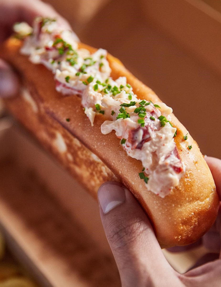 Bcnsingular's tweet photo. Un dels #entrepans gurmet que més desitjo tastar: el Maine Lobster Roll -llagosta, maionesa i cibulet-, típic de Nova Anglaterra (The Lobster Roll Barcelona, Muntaner 22). No és barat!: 18,5 € #AntigaEsquerra https://t.co/o09QZ2c7gY