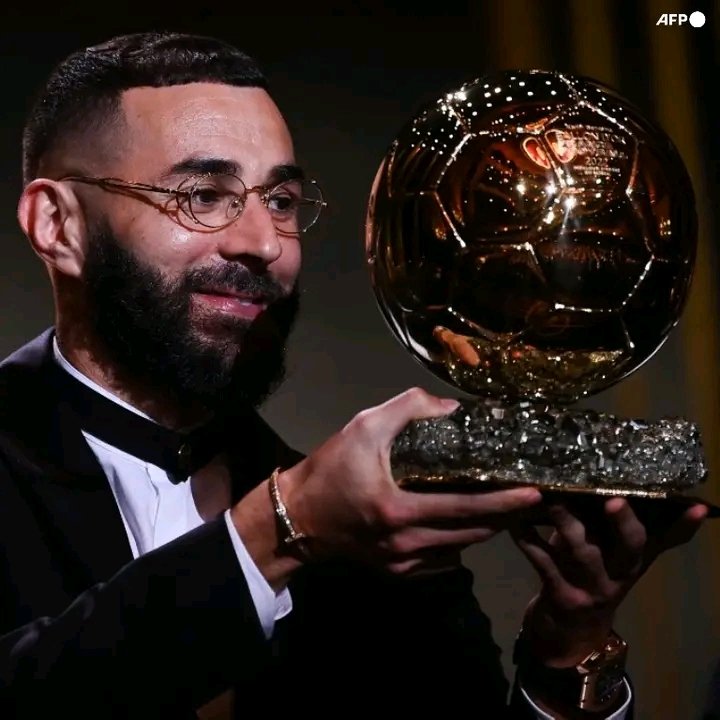 La imagen que todos estábamos esperando ver: 

¡¡KARIM BENZEMA ES GANADOR DEL BALÓN DE ORO!! Mi Felicitaciones para ti <a href="/Benzema/">Karim Benzema</a> por ser el mejor del mundo. 💪👈