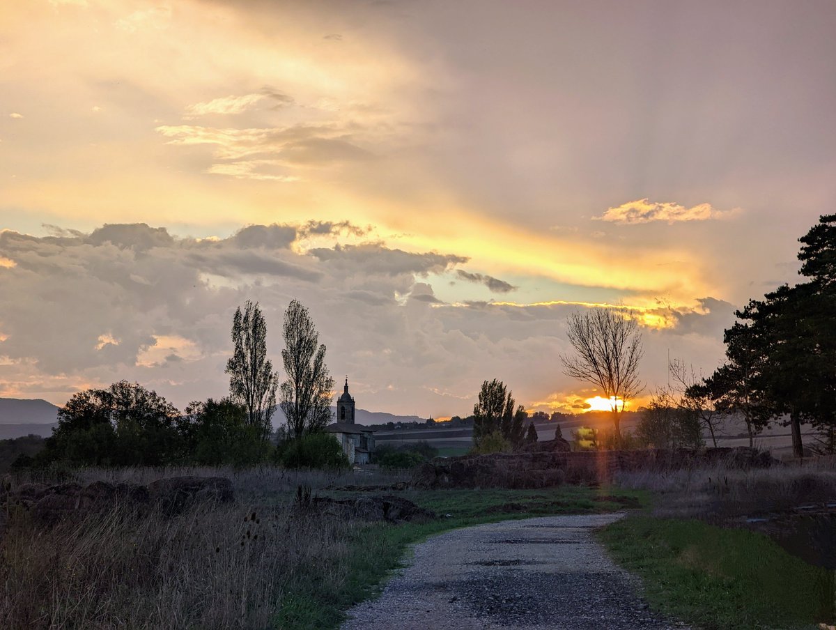 Antxonio77's tweet photo. Semana de atardeceres en la llanada @meteodelnorte @lasextameteo @eguraldiaETB @euskaleguraldia @EFerroviario #googleES #pixel6pro https://t.co/0nzBIJZjSt
