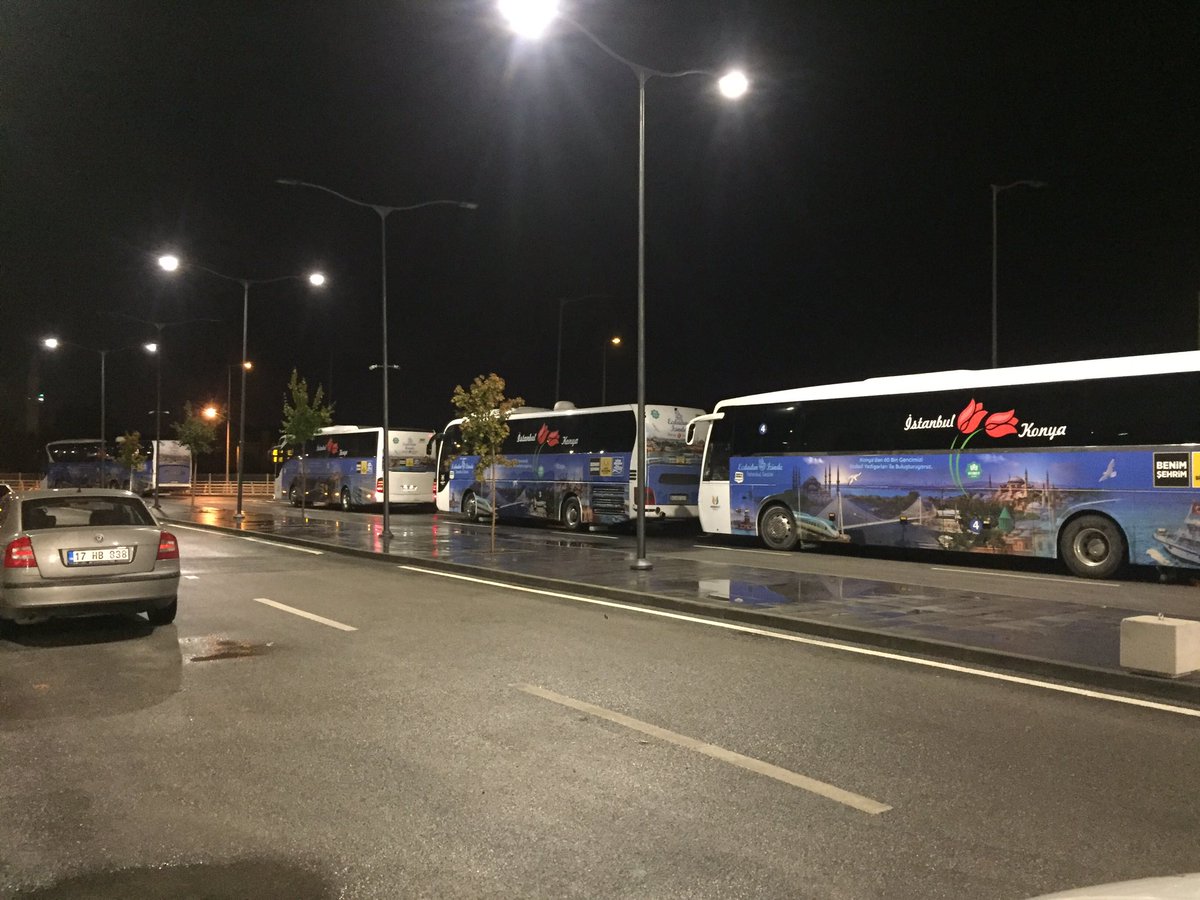 #ecdadınizinden gezisinden dönecek yolcularını bekleyen otobüsler 😊 gecenin bu saatinde hoşuma gitti. Umarım güzel bir gezi olmuştur gençler 👍☺️