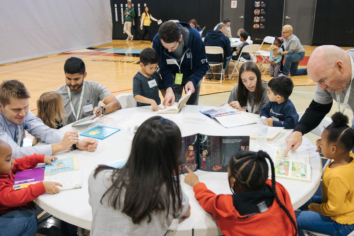 brkthru's tweet photo. A big thank you to the 50 @doubleicf volunteers who supported the annual Early Literacy Fair at Breakthrough last week! Students paired up with volunteers for activities, and @OpenBooks provided a fun read-aloud and books for students to take home with them. #IICFWeekofGiving https://t.co/bUHJhyrnPx