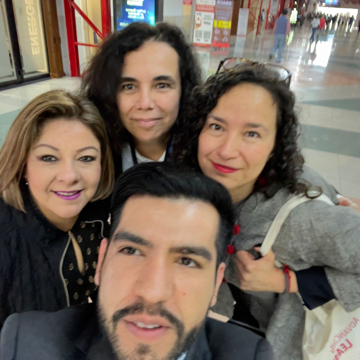 maribel_hg's tweet photo. Querida @CSaizar me sumo a las múltiples felicitaciones a ti y a tu equipo por esa espléndida FIL que dio pie a muy gratos reencuentros. Abrazos enormes!!!👏👏 https://t.co/8grkDViPp3
