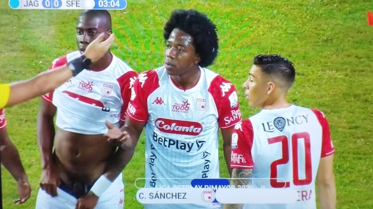 Carl Worswick on X: Geisson Perea whipped his shorts down and got his cock  out while stood in the wall defending a free-kick during Santa Fe's defeat  to Jaguares last night. t.co1DS3uvF7oQ 