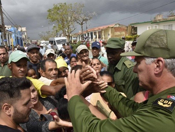 La fuerza de un líder no está en decir, sino en hacer. El ejemplo personal de nuestro Presidente en los momentos difíciles, nos recuerdan en todo momento la presencia de nuestro Comandante en Jefe, quién nos enseñó que el pueblo, es lo fundamental. #FuerzaCuba #FuerzaPinarDelRío.