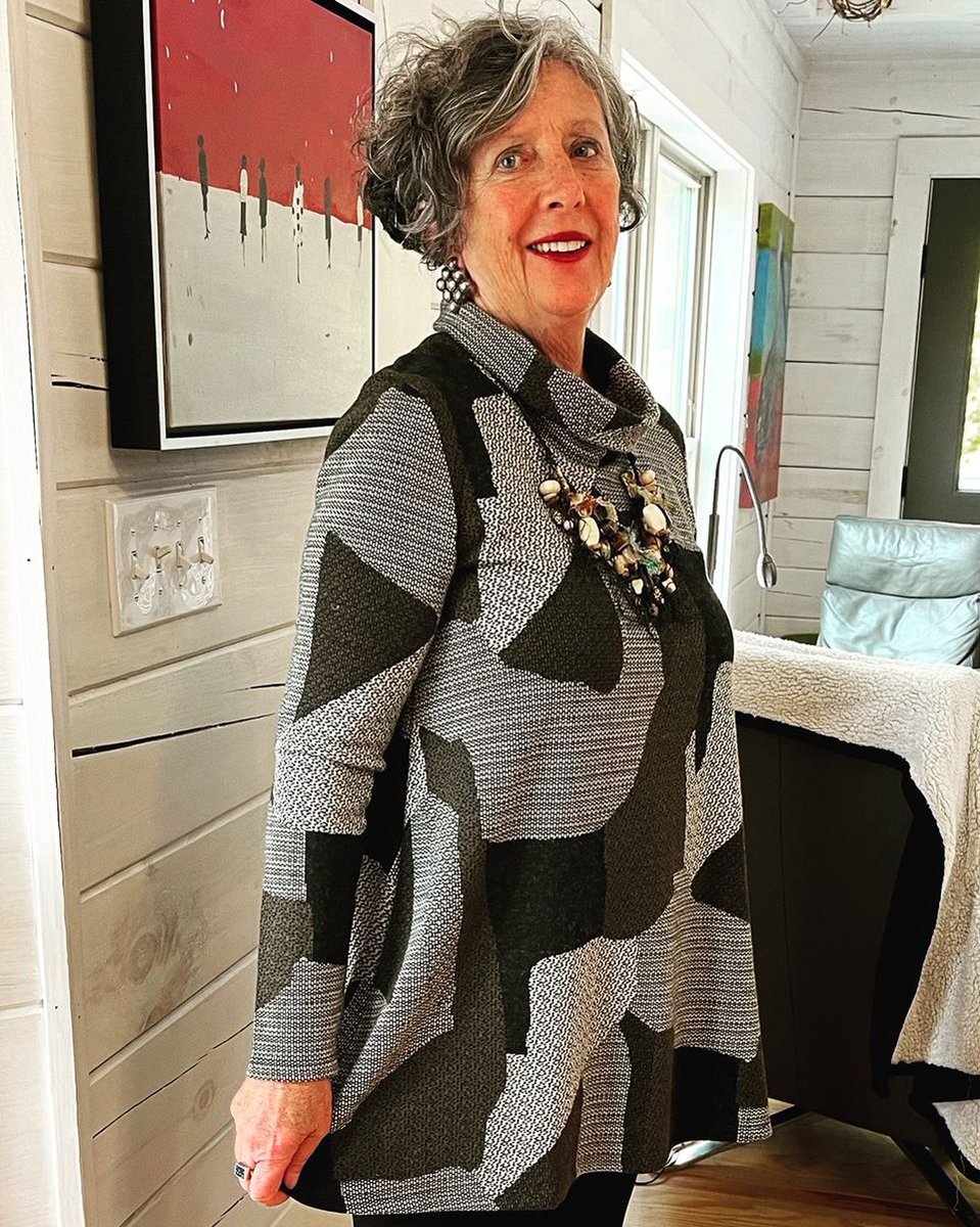 Gorgeous fall weather calls for these luxurious coats from @caravans_asheville ❤️

#asheville #828isgreat