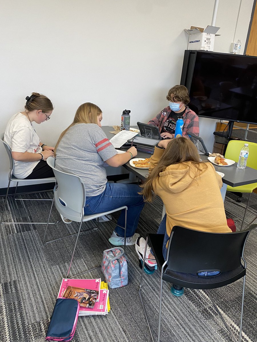 ms_long08's tweet image. DCE JH students are working hard to prepare for #KidsVoteUSA Marathon County. It’s going to be a great experience and event later this week. #everestpride @mrnerdstrom @Chad37us @ms_long08