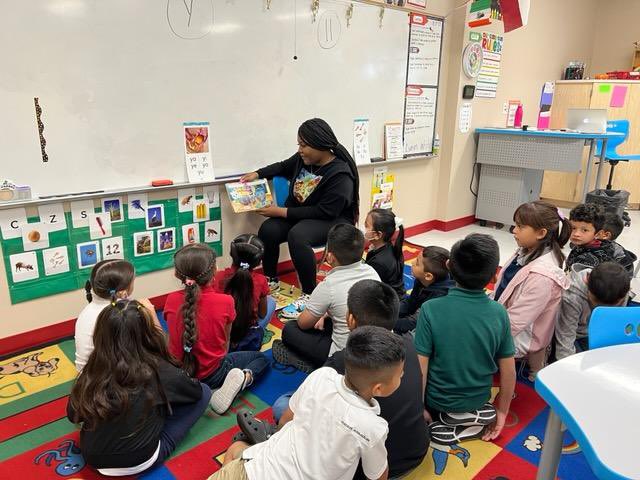 MEA_Mavericks's tweet photo. Community: It’s powerful when people come to where we are. Thank you to the Mavericks that headed over to Blake Manor Elementary in order to read to the young scholars. Aykia Nunn, Ashley Moguel, Anthony, Navarro, and Adriana Perez- you made an lasting impact… https://t.co/vOd6OrdQee