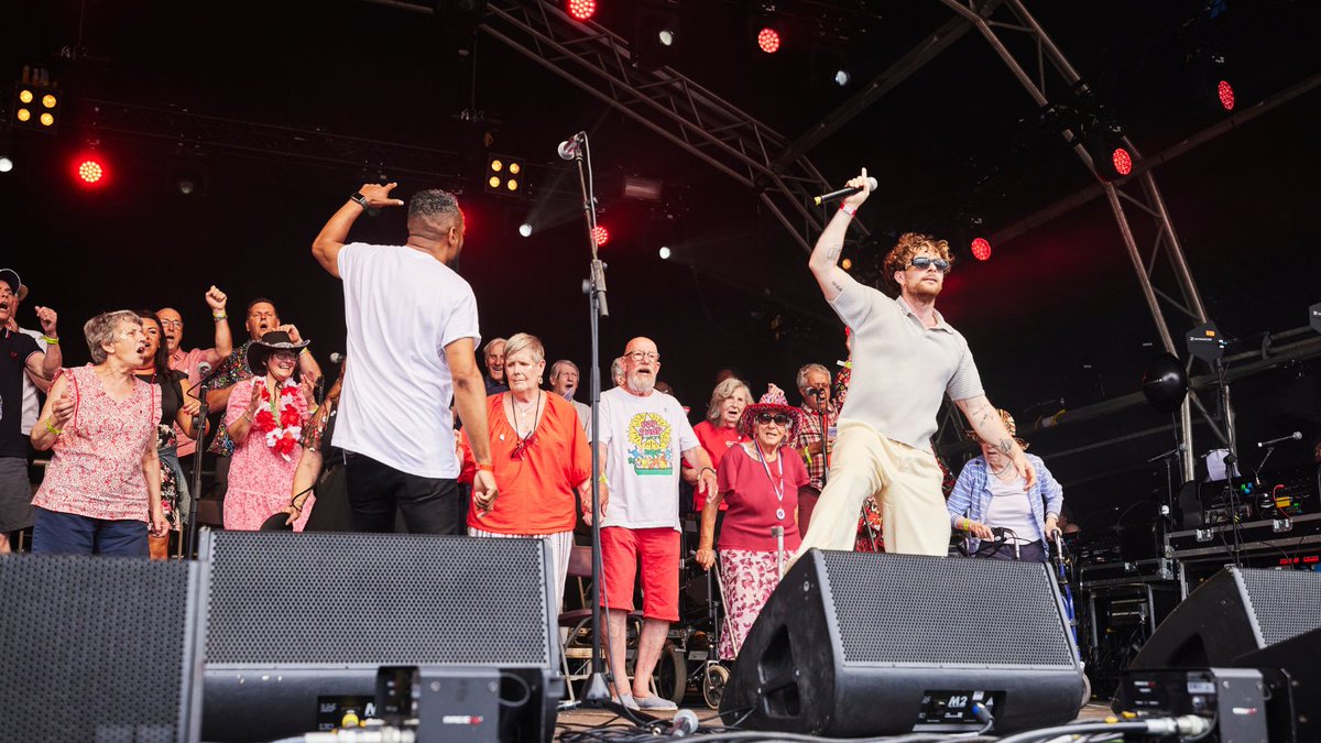 alzheimerssoc's tweet photo. What an incredible moment 💙  

#OurDementiaChoir @Vicky_McClure @Tom_Grennan @MarkDelisser https://t.co/FrPDQ06xPa