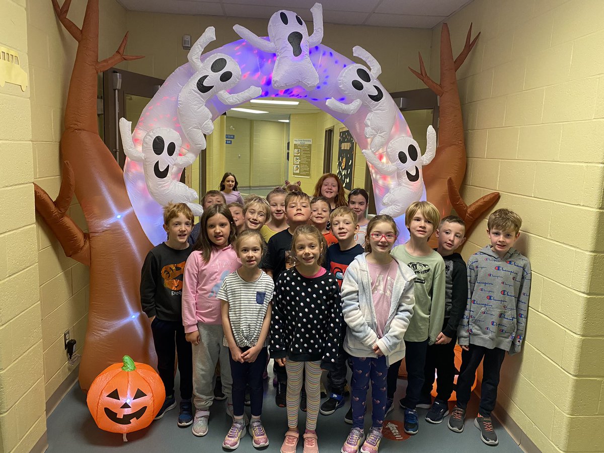 MmeBarry2FI's tweet photo. We got the spirit, yes we do, we got the spirit how ‘bout YOU?! @HTE_K4 #spiritcommittee 🎃👻💀 https://t.co/0NBnoStABC