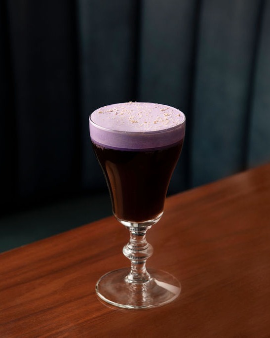 Fall cocktail season calls for something warm. New to the list: Irish Kapé with
Toasted Coconut Teeling Irish Whiskey, Coffee Chicory + Guinness Reduction, Ube + Coconut Cream, Nutmeg
.
#manhatta #manhattanyc #fallcocktails #cocktailsnyc #nyccocktailclub #falldrinks #irishcoffee