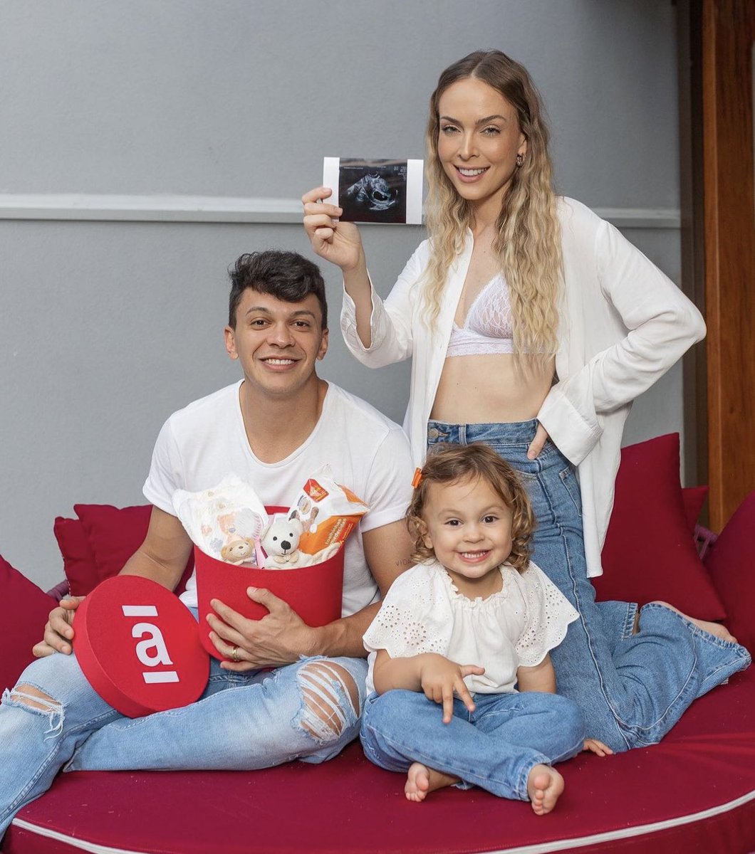 choquei's tweet photo. 🚨AGORA: Tata Estaniecki e Cocielo anunciam que vão ser papais de novo. https://t.co/il3Dz1Ev9e