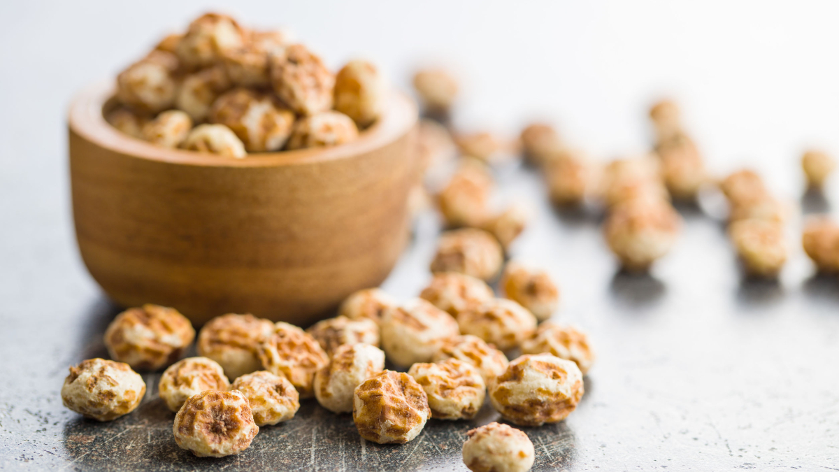 CocinayVino's tweet photo. Puede prepararse como snack, molerse y hacer harinas o aceites saludables, lo cierto es que la chufa aporta energías, salud intestinal y previene enfermedades cardiovasculares💗. https://t.co/Nr9CcFFfCK https://t.co/1poyXl3SXw