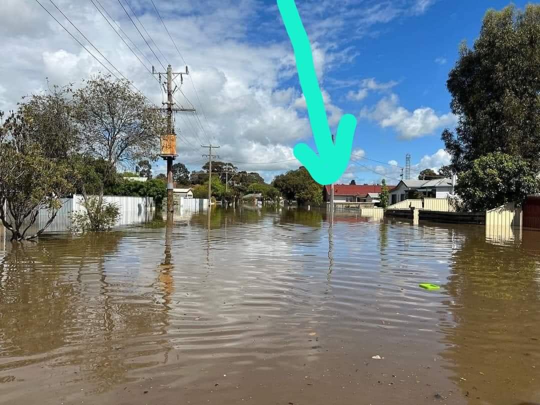 jaserafini's tweet photo. Less than 48 hours after getting married, our home was inundated with water. Husband is on the Mooroopna side of the river (he stayed as long as he could to try and save our house) whilst I'm in shepparton. Not how we pictured spending our first few married days https://t.co/RWixnTOWeE