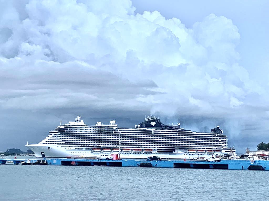 PuertosPR's tweet photo. ¡Día activo! Hoy el Puerto de SJ resplandece con las paradas de los megacruceros #SymphonyOfTheSeas de @RoyalCaribbean y el #Seashore de @MSCCruisesUSA. También recibimos al lujoso crucero de expedición #Octantis de @VikingCruises. ¡Bienvenidos! @fortalezapr @prdirpuertos https://t.co/p1ynPmJlxO