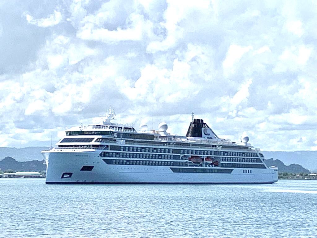 PuertosPR's tweet photo. ¡Día activo! Hoy el Puerto de SJ resplandece con las paradas de los megacruceros #SymphonyOfTheSeas de @RoyalCaribbean y el #Seashore de @MSCCruisesUSA. También recibimos al lujoso crucero de expedición #Octantis de @VikingCruises. ¡Bienvenidos! @fortalezapr @prdirpuertos https://t.co/p1ynPmJlxO