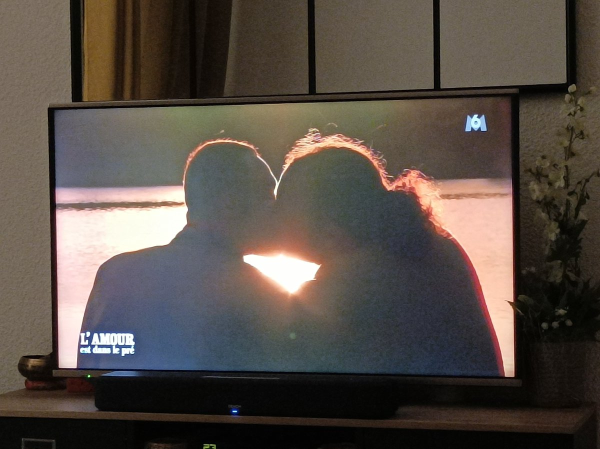 EauFridaal's tweet photo. Le seul bisou de la saison ou j'ai pas vomi parce qu'ils sont trop kiki tout plein 🥰🥰🥰 https://t.co/k2yy4QLrm6