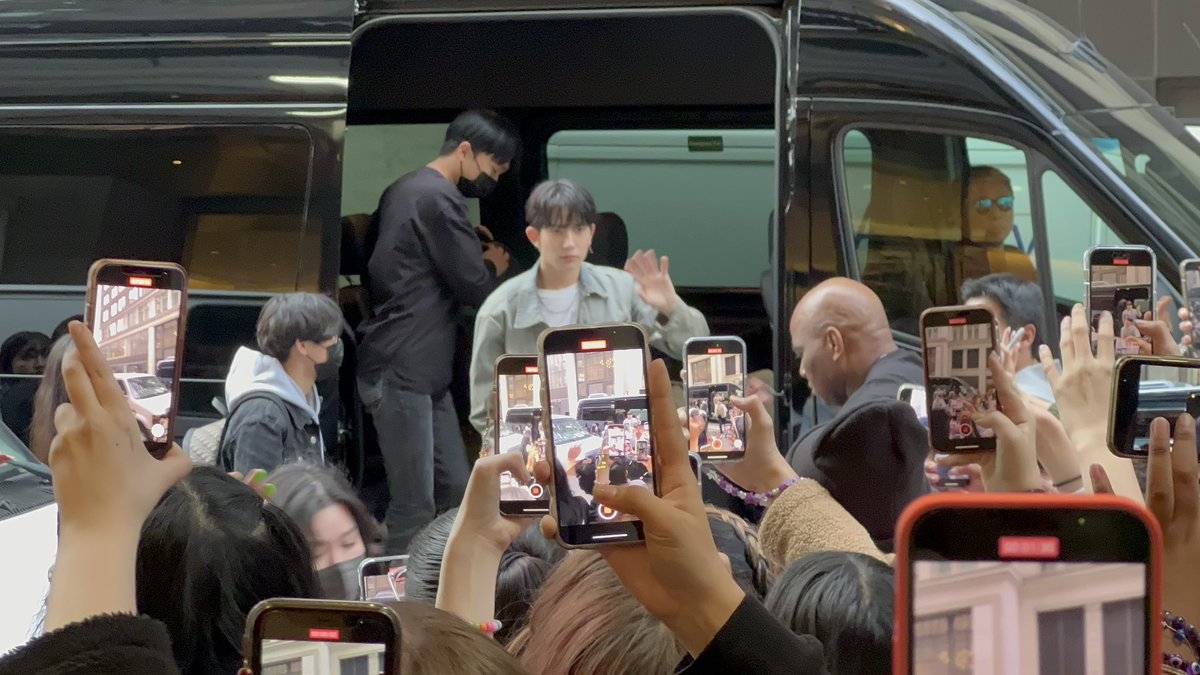lheesoftie's tweet photo. heeseung at rolling stones! https://t.co/dtMWsC16hD