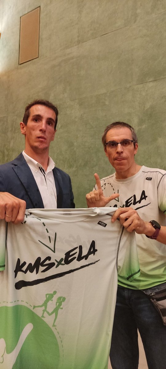 Hoy hemos aprendido 5 lecciones de vida de parte de @JCUnzue y que no hay nada que pueda limitarnos @alexroca91 Ha sido un orgullo entregarles nuestro maillot #BIKExELA y nuestra camiseta #KMSxELA 💚 @migranodearena @fmiquelvalls @FundacionLuzon @ELA_ANDALUCIA @dalmaus