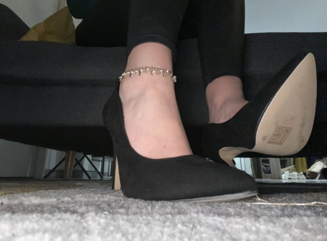 DomHerein's tweet photo. Cherche un nouveau soumis as mes pieds https://t.co/NSCbA7XsrH