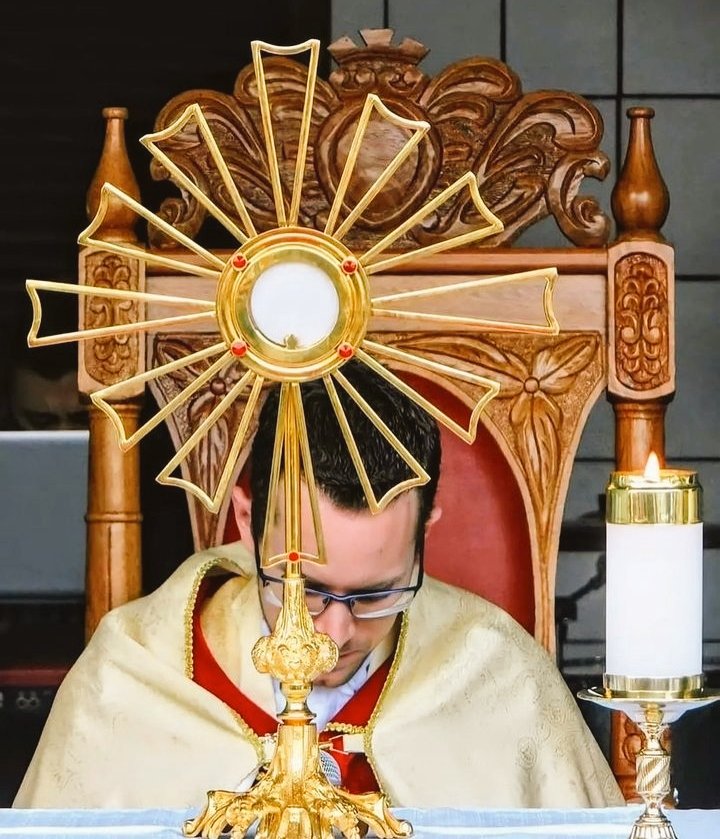 Israhel07's tweet photo. Alabado sea el Santísimo Sacramento del Altar https://t.co/IknQhqd1gO