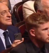 RMadridistaReal's tweet photo. Florentino grabó la consecución del Balón de Oro de Benzema. Como un padre que inmortaliza la graduación de su hijo. https://t.co/rOHk0G8qNz
