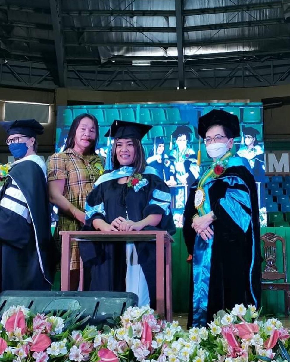 AlliahJanee's tweet photo. no more "sana makagraduate na ako ng masteral" finally after 3 years!!!! 😭🙌 Thank you Lord.                                  Escarez Alliah Jane E.
Master of Arts in Education Major in English #BATCH2022🎓✨ https://t.co/8Le2dWI8z6
