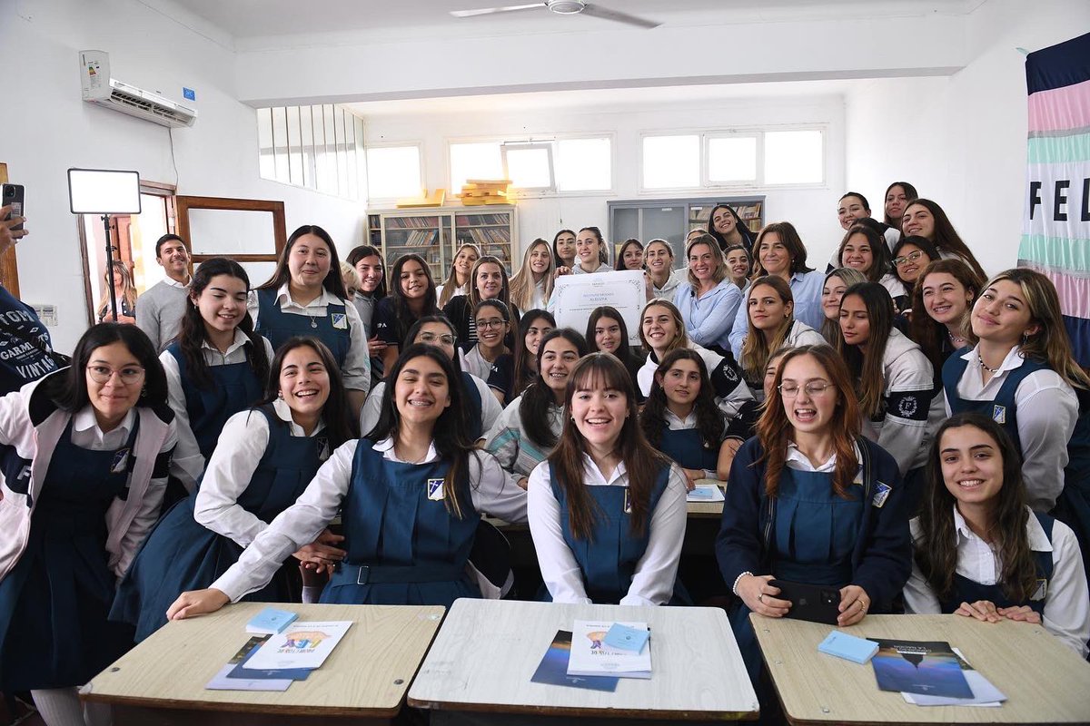 Hoy visitamos el Instituto Aleluya en San Luis en el marco del programa “El Senado va a la escuela”. Conversamos con las alumnas de sexto año sobre la tarea legislativa que llevamos adelante en <a href="/SenadoArgentina/">Senado Argentina</a> y la importancia del debate y la participación de los jóvenes.