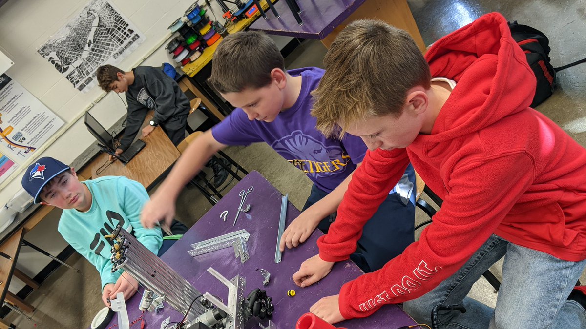 Taft9988's tweet photo. Working hard tonight at Robotics practice. @TaftNotify https://t.co/avC6VZUaDT