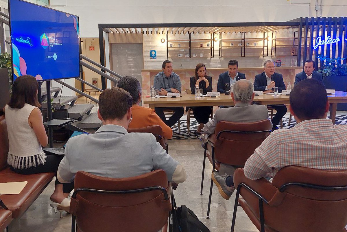 redi_jalisco's tweet photo. El día de hoy se llevo a cabo la rueda de prensa para el lanzamiento de la nueva convocatoria PREMIO JALISCO AL EMPRENDIMIENTO 2022 En las instalaciones de #REDiAMG. 🚀

Conoce más en: https://t.co/WvYcwatc7H https://t.co/asBaTVdpj7