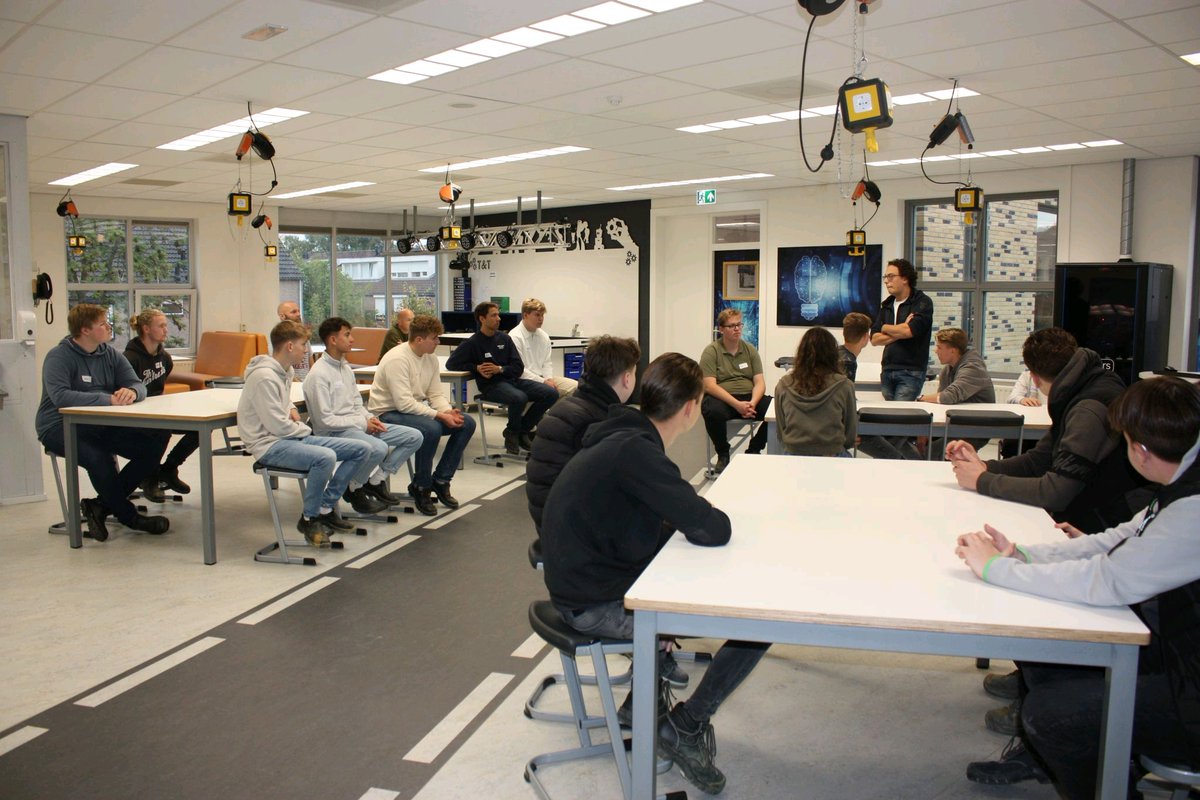 RoelvanderSloot's tweet photo. Deze week is er bezoek uit Noorwegen op het Fioretti College! Ik heb wat (kort) mogen vertellen over Technologie &amp; Toepassing aan de docenten en hun leerlingen. Mooi om te zien hoe internationalisering vorm krijgt!

En oja, ik zal er de volgende keer wat vrolijker bij kijken! 🙂 https://t.co/7IxGOJpRA4