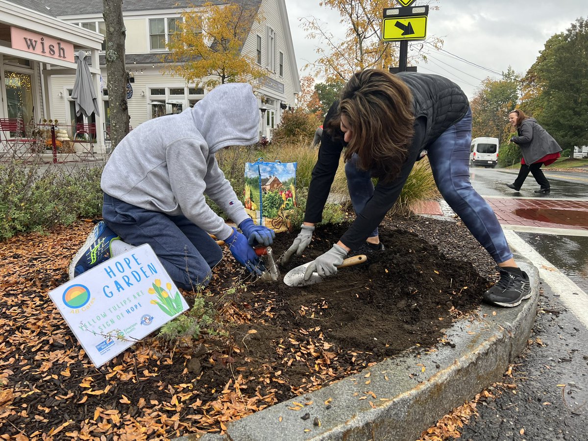 ABC_compass's tweet photo. Great way to kick off our Week of Action! A huge thank you to the volunteers who braved this afternoon’s rain to plant yellow tulips for AB Cares’ inaugural Hope Garden in West Acton!
HOPE GROWS 💛💛💛 #mentalhealth #hopegrows #LiveABUnited #ABCares https://t.co/uhqcuAn6z2