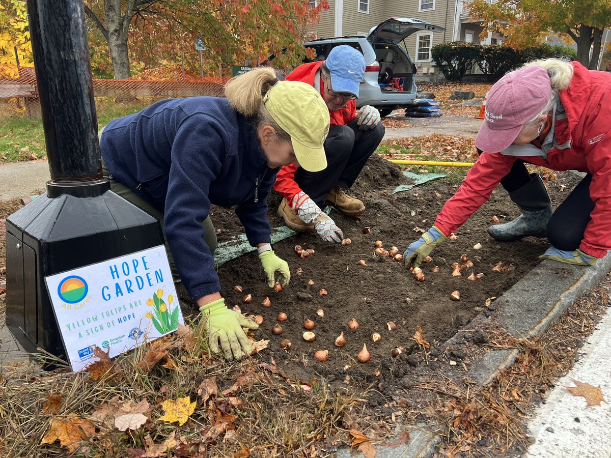 ABC_compass's tweet photo. Great way to kick off our Week of Action! A huge thank you to the volunteers who braved this afternoon’s rain to plant yellow tulips for AB Cares’ inaugural Hope Garden in West Acton!
HOPE GROWS 💛💛💛 #mentalhealth #hopegrows #LiveABUnited #ABCares https://t.co/uhqcuAn6z2