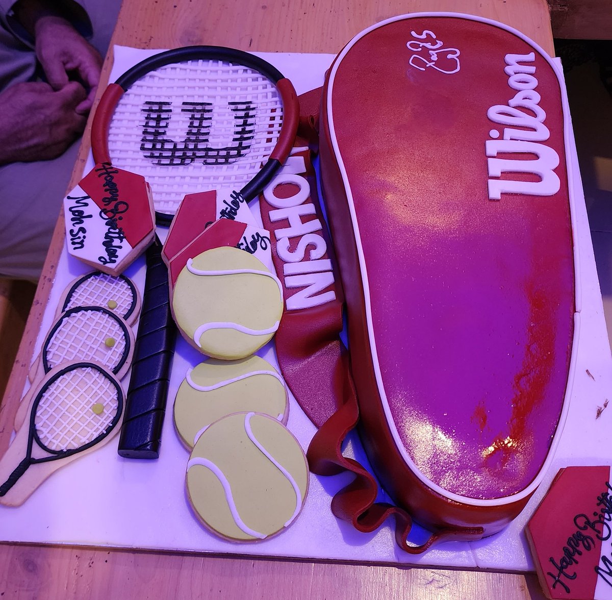 mohsink95's tweet photo. Had the best possible birthday celebration with a Federer and @WilsonTennis themed cake! An RT would be a cherry on top! 🥺 @rogerfederer

#Federer    #Wilson #birthdays

@camerlengo73_2 @RazOlsRF @Olly_Tennis_ 😁 https://t.co/L0CZgc3crM