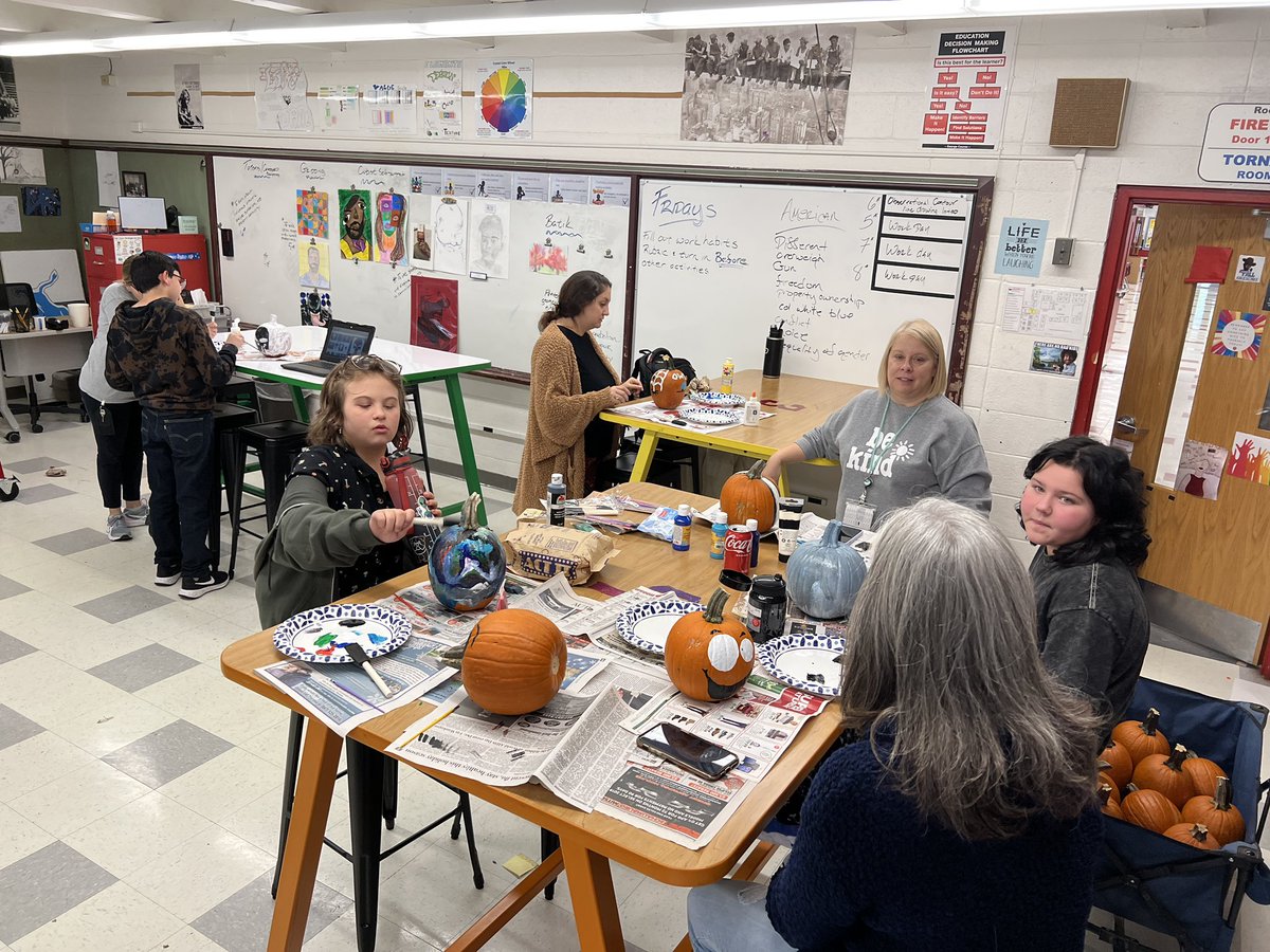 D114Stanton_SWC's tweet photo. Painting punky pumpkins with our mentors and mentees! #fallfav #district114proud #stanton #art #fun https://t.co/LfKWPMtuC6