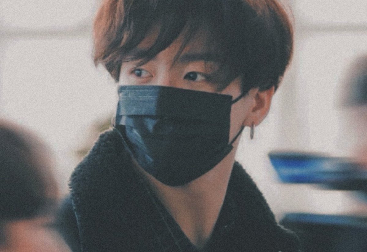 artistaew's tweet photo. taekook short au — procura-se amor histórico 

na qual kim taehyung e jeon jungkook são meros desconhecidos no meio da multidão de alunos da SNU. até o dia que se sentam lado a lado em uma palestra no último dia de aula, e começam a procurar um pelo outro desesperadamente https://t.co/KlJ7ITVUiT