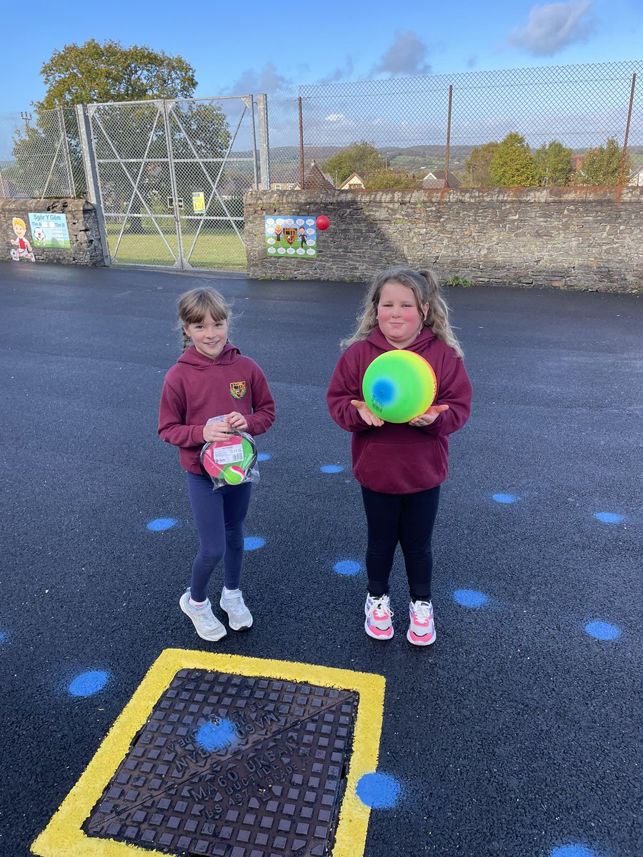 Y cyngor ysgol wedi gwario’n dda. Digon o offer i amser egwyl. Diolch am yr offer. #unigolioniachahyderus