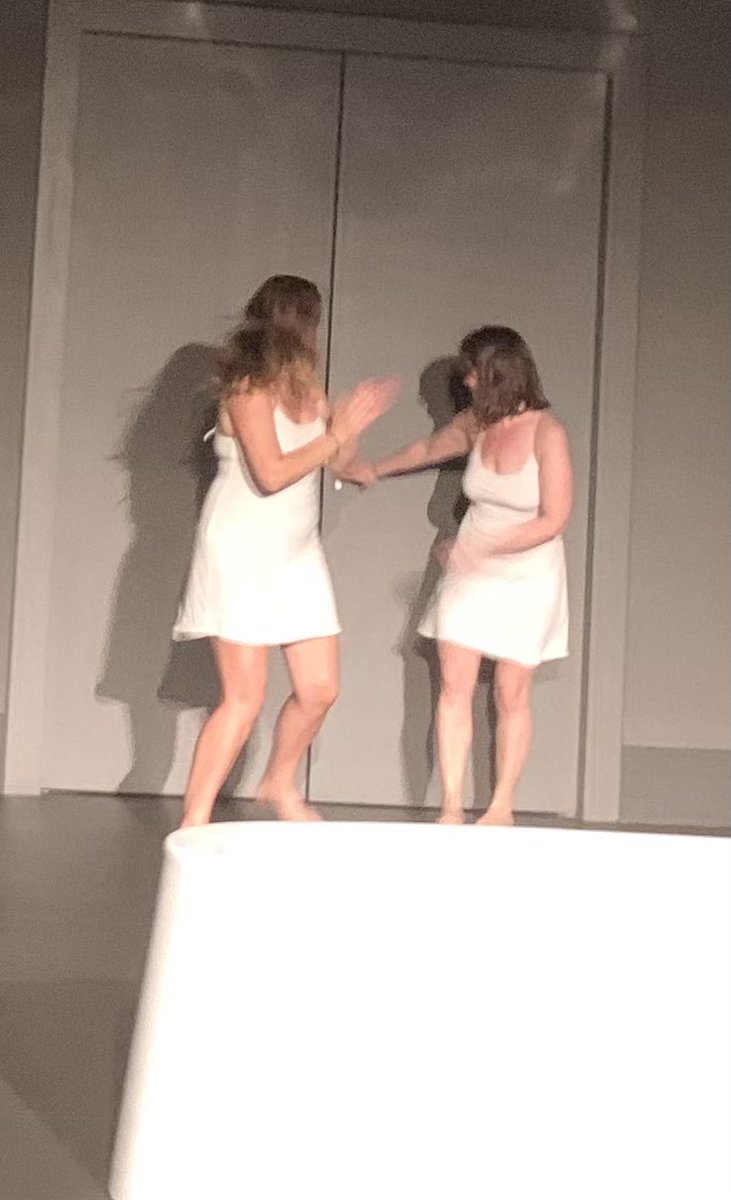 🎭Uyandığımda sesim yoktu.🎭
 Tamer Levent’in yorum gücü ve ustalığı ile ışıldayan,Burcu Görek ve Nur Dilara Güli’nin virtüöz oyunculuğu,ahenk içinde oya  gibi işlenmiş, emek emek⭐️
Başkaldırı, benim sesim senin sesin bizim sesimiz. 
“Mesele şu ki…”
Alkışı bol olsun!