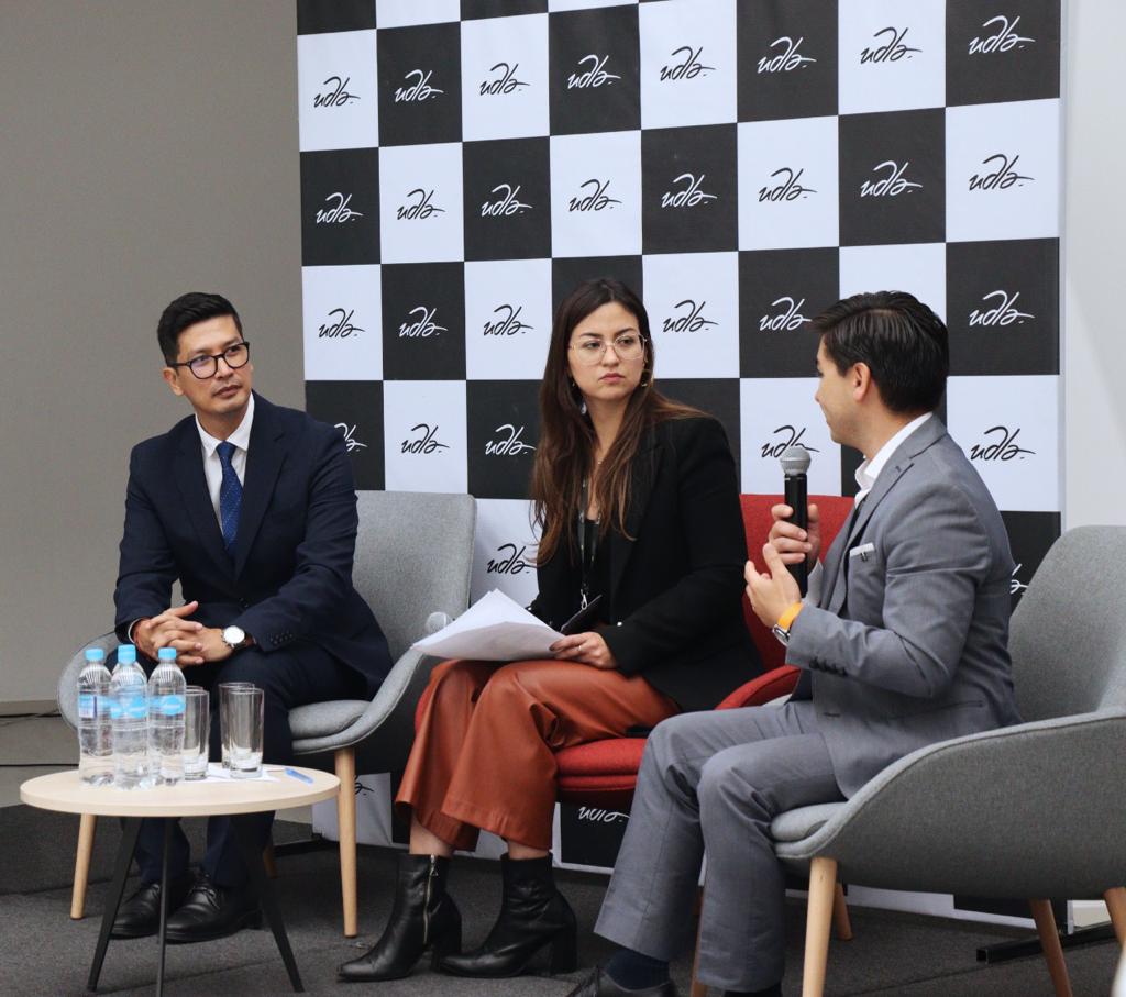 Telecom_Ec's tweet photo. La transformación digital al servicio de los ciudadanos.

Viceministro @fgchangc, en @UDLAEcuador y con altos expertos de @aws y de la región, reiteró que el Gobierno prioriza la digitalización para generar eficiencia, productividad y competitividad.

@vmaino https://t.co/VdxJ5zO1Es